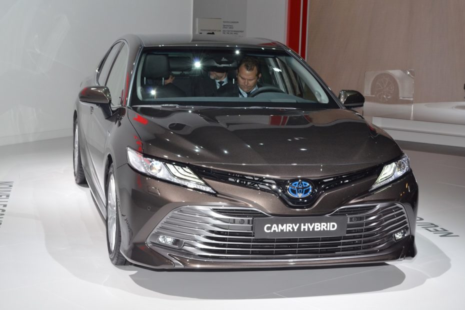 The-2018-Toyota-Camry-Hybrid-at-cars-for-sale-in-orange-county-is-a-best-selling-car