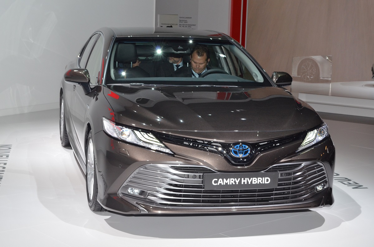 The-2018-Toyota-Camry-Hybrid-at-cars-for-sale-in-orange-county-is-a-best-selling-car.