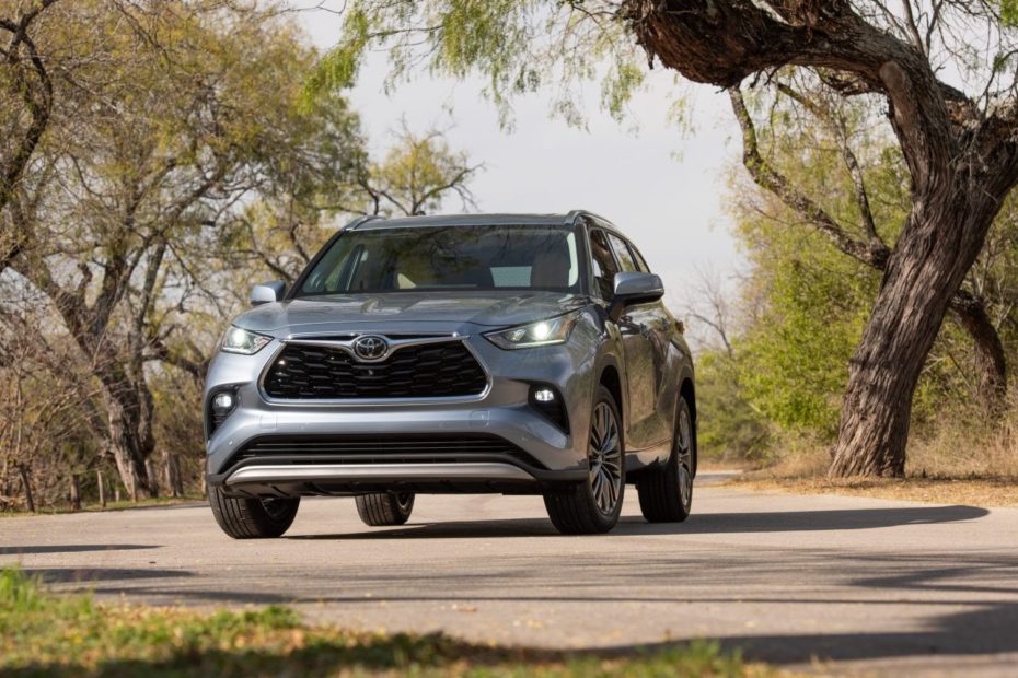 The-Toyota-dealers-in-Orange-County-believe-the-2021-Toyota-Highlander-can-keep-you-safe-and-sound