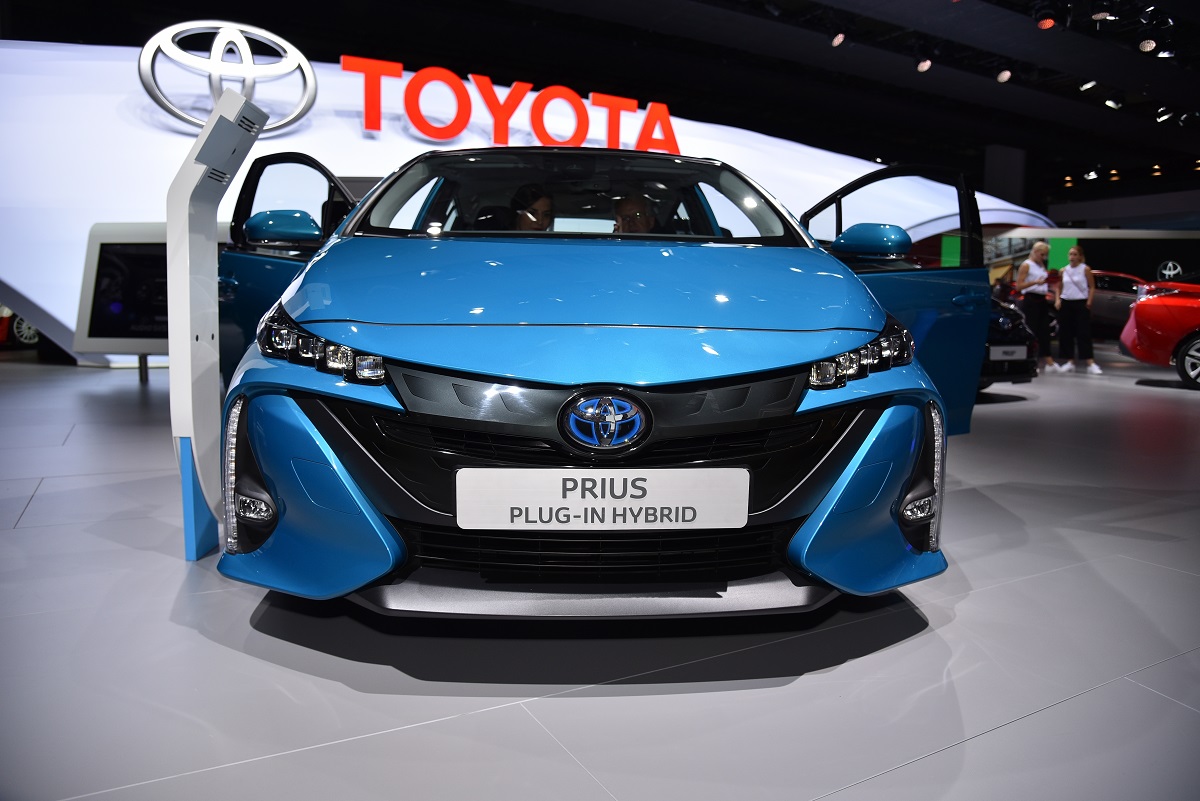 car-dealers-near-Santa-Ana-celebrates-the-20-years-of-Prius