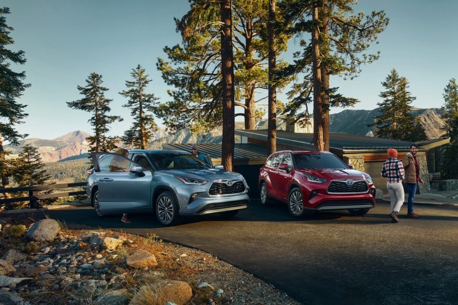 Learn-whether-the-Toyota-Highlander-or-Highlander-Hybrid-is-the-best-vehicle-to-get-at-Tustin-Toyota-service